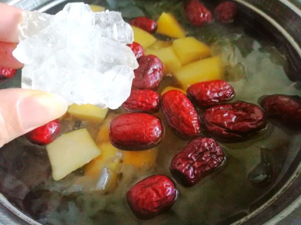 银耳黄桃红枣羹