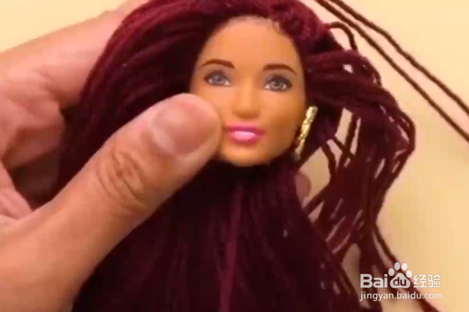 如何给芭比娃娃换个发型