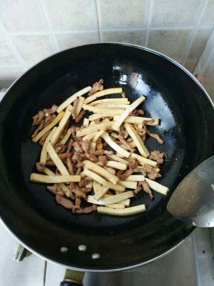 红油笋尖炒双丝的做法，好吃到没话说！