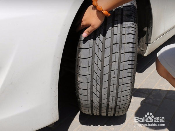 <b>汽车日常养护轮胎自检步骤</b>