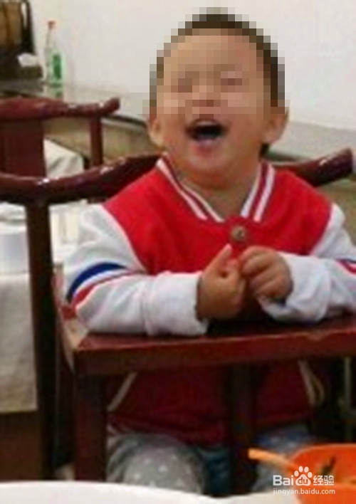 切勿在孩子吃东西时跟孩子玩耍
