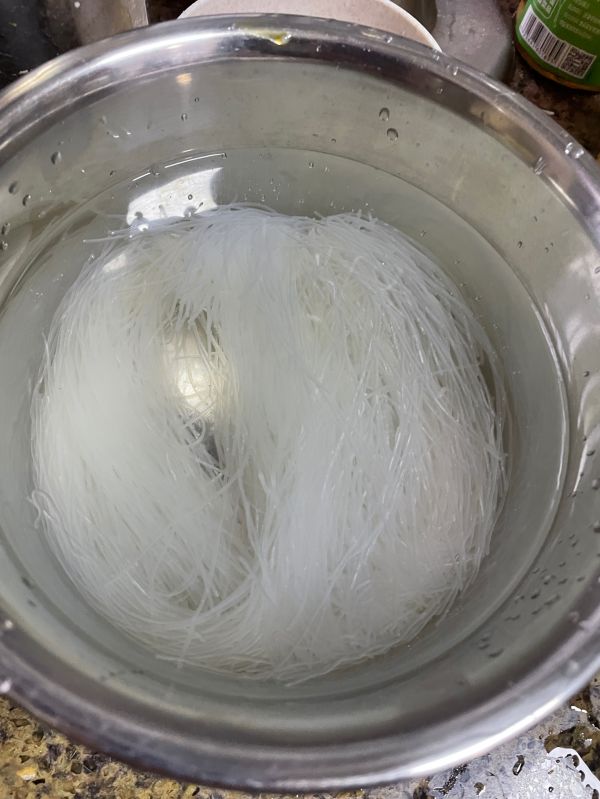 鲜虾生蚝粉丝煲