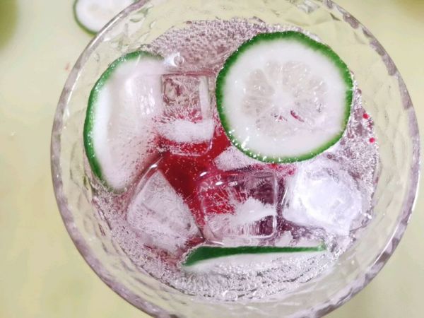 蔓越莓柠檬气泡水