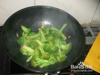 蟹粉与西兰花的炒法