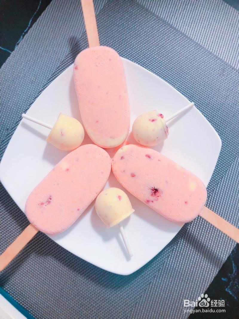 制作美味的草莓巧克力冰淇淋