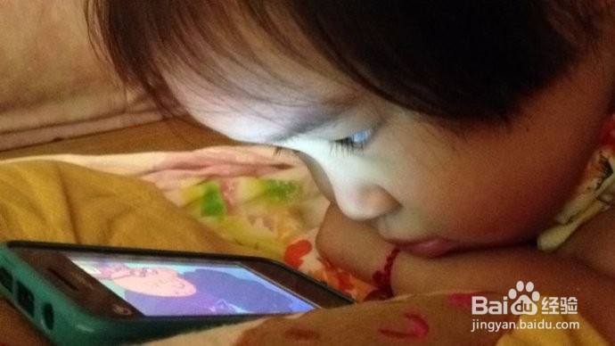 孩子爱玩手机让人很头疼