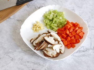 香菇鸡肉蔬菜粥的做法