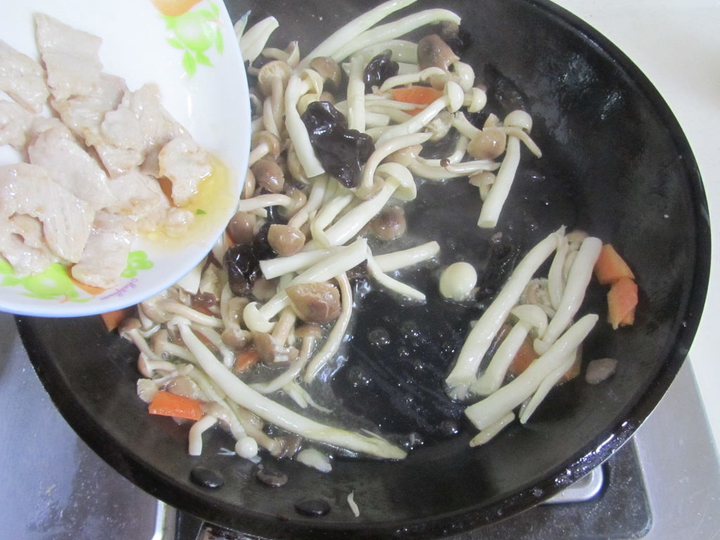 双菇木耳炒肉片,必不可少的美食