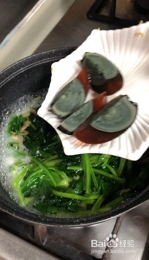 食补佳品快手皮蛋虾皮菠菜汤的做法