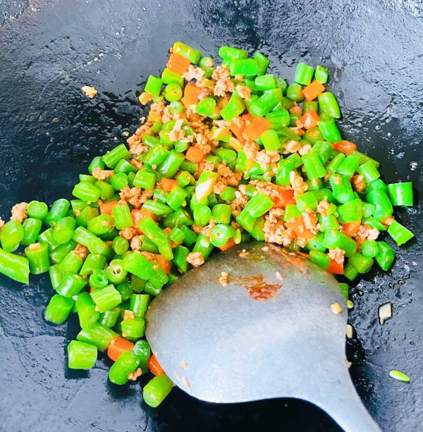 酱香豆角炒肉末