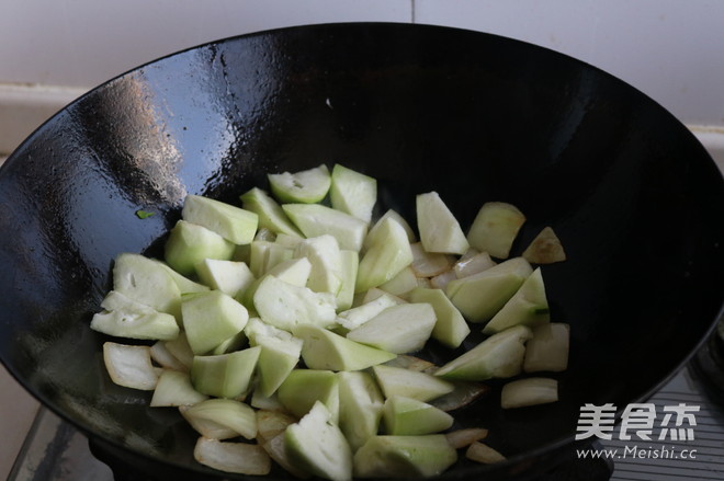 炝炒丝瓜瓤的做法