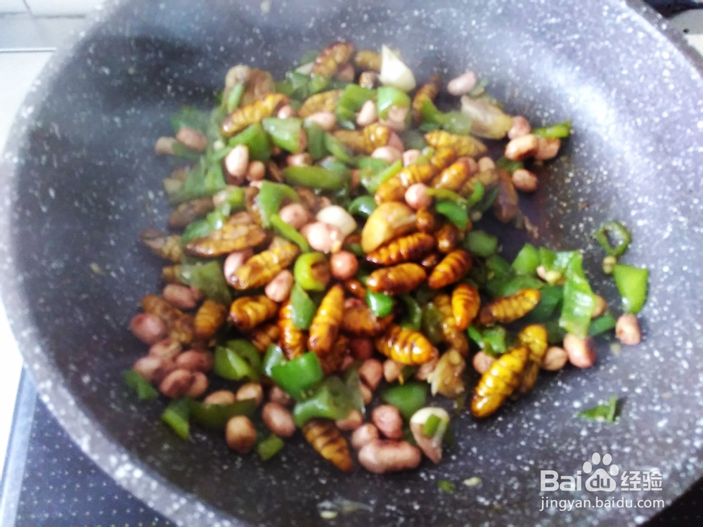 花生青椒爆蚕蛹的做法