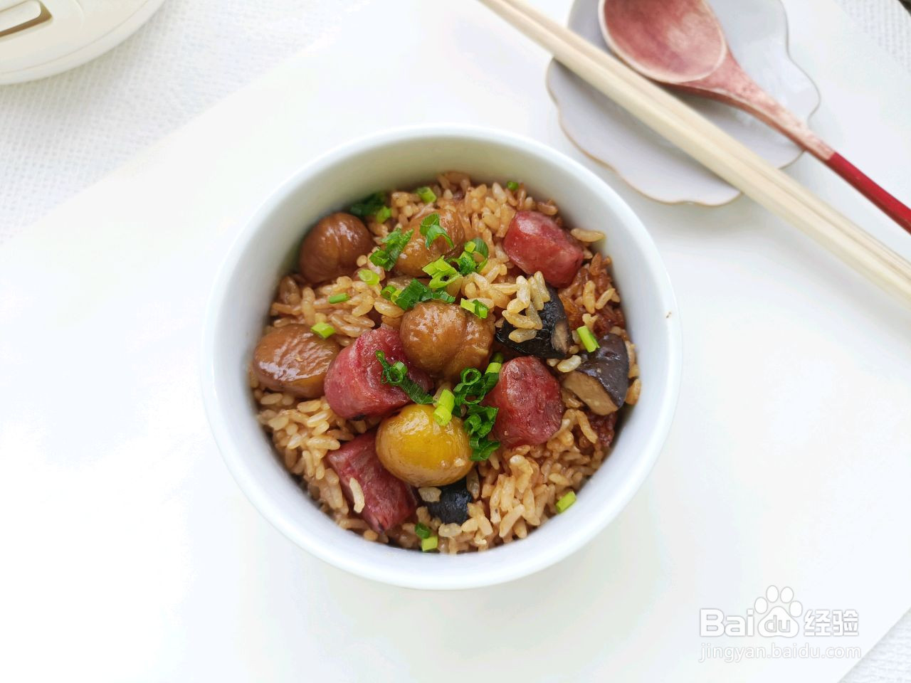 板栗腊肠香菇煲仔饭的做法