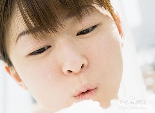 毛孔粗大怎么办？及时清洁皮肤