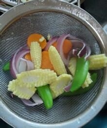 怎么炒出一道美味的杂蔬鸡肉炒贝壳面 