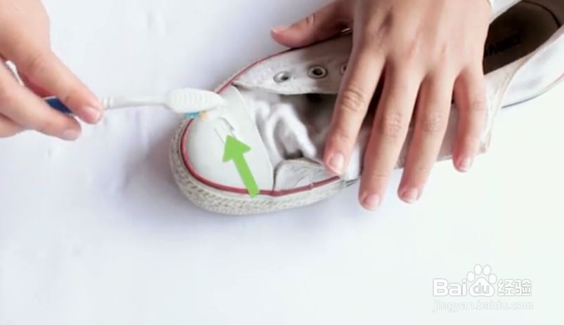 如何清洁白色匡威帆布鞋