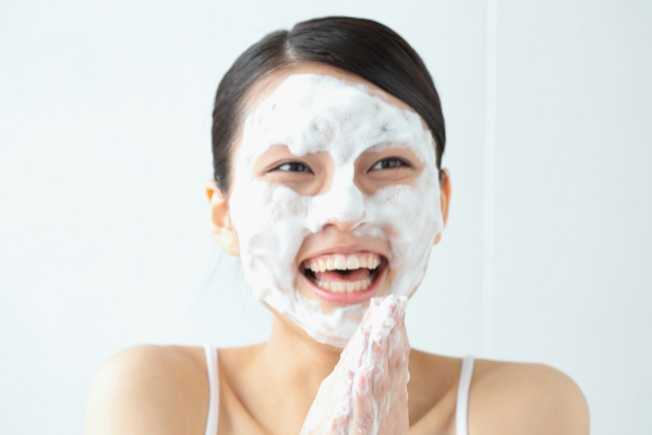 油性皮肤很油是不是缺水？需要补水吗