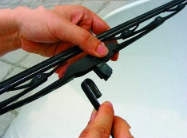 如何自己动手换汽车雨刷?
