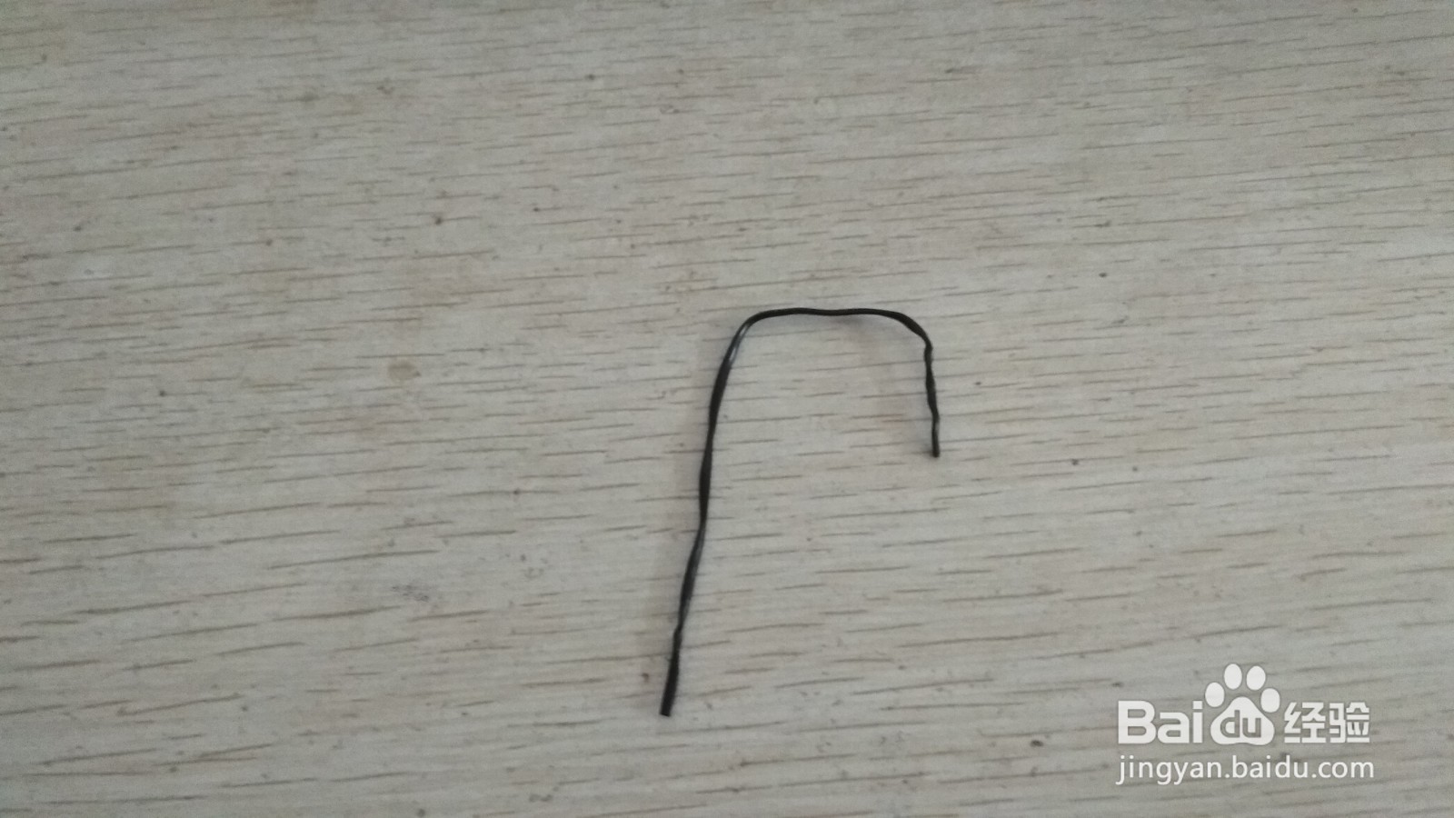 如何用一软数据线绑绳做阶梯式简易的中性笔支架