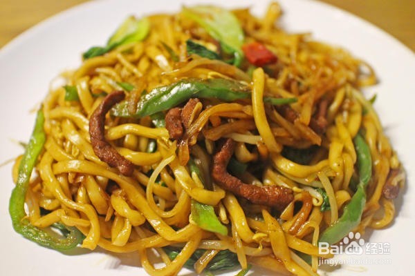 肉丝炒面的做法。