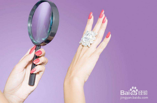 试戴30万手镯摔碎吓晕?女人,你该学会规范自己