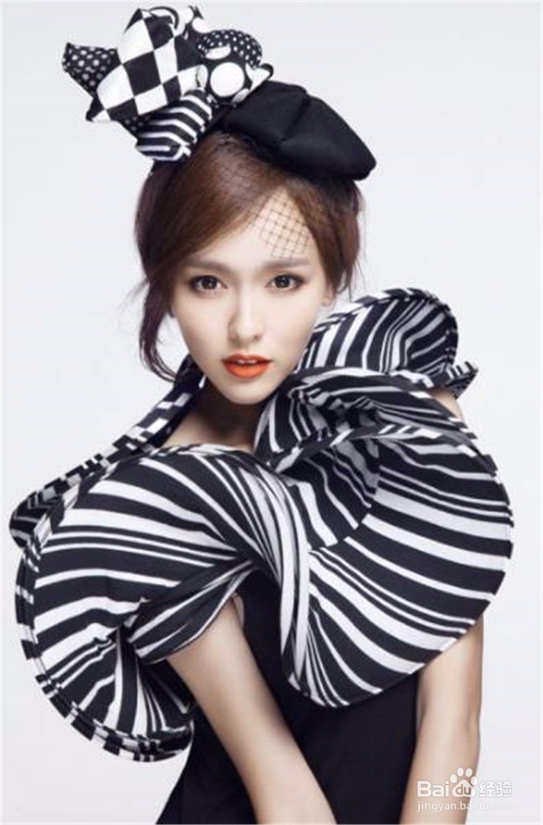 脸大的人适合什么发型和衣服