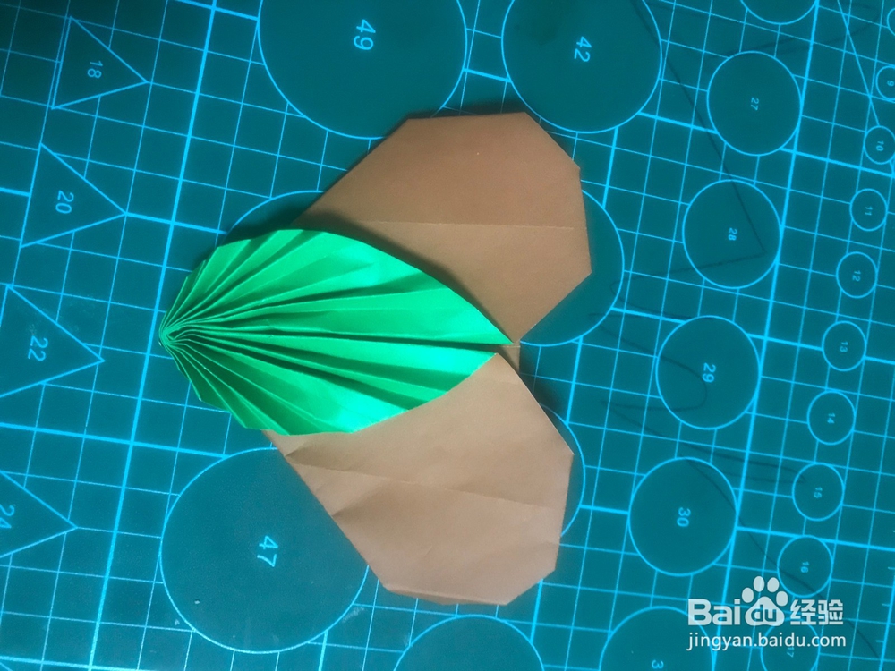 一个桃心上面带着叶子如何折?