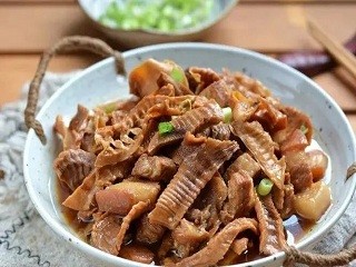 五花肉炖干笋尖怎么做