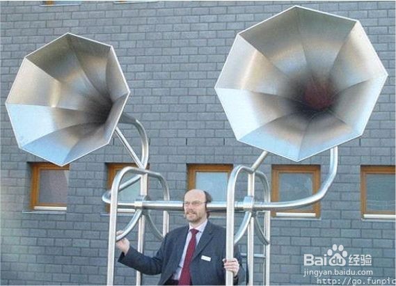 为什么初戴助听器时听验配师说话更清楚更容易？