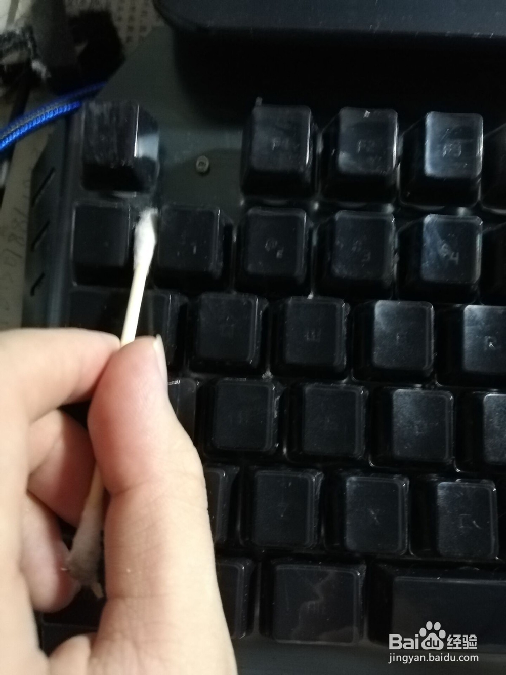 键盘污垢与灰尘的清理