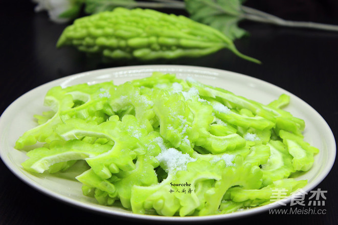 腊肉炒苦瓜的做法