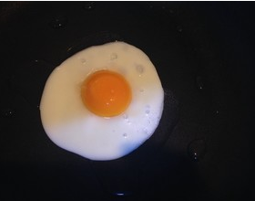 煎鸡蛋时怎样油才不会乱溅