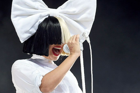 有一首英文歌，女生唱的，里面有歌词one two three one two three thre