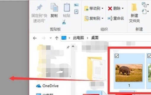 在PS中怎样把一个图案抠出来,放到另一个图案中去