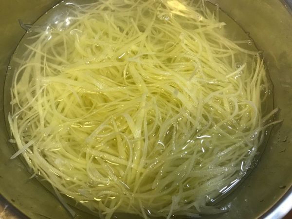 橄榄菜凉拌脆口土豆丝