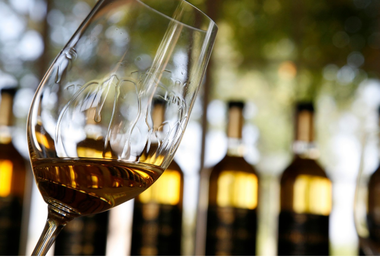 白葡萄酒是什么颜色的