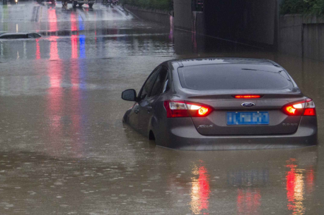 轿车车厢内地板被水淹了，要怎么处理