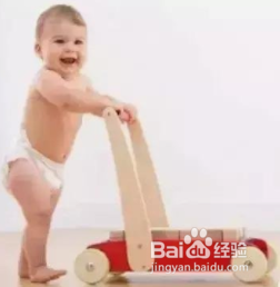 宝宝学走路时，家长怎么做才好