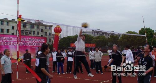 排球平时练习中如何垫球