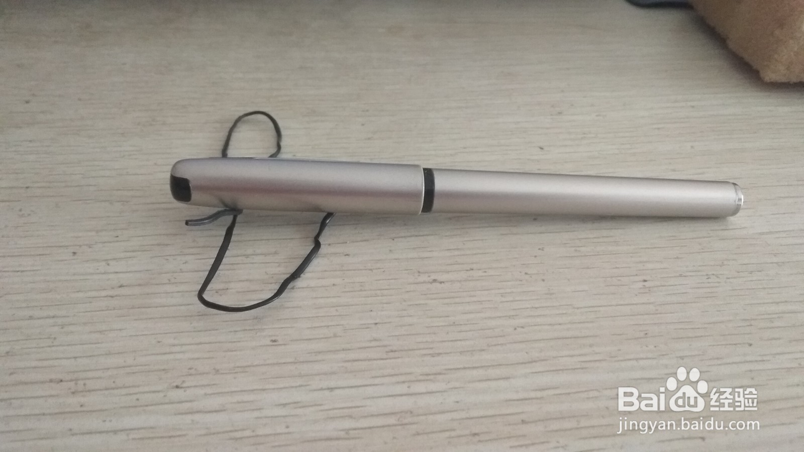 如何用两个数据线绑绳做简易的中性笔支架