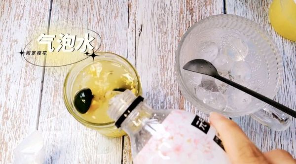 百香果柠檬气泡饮