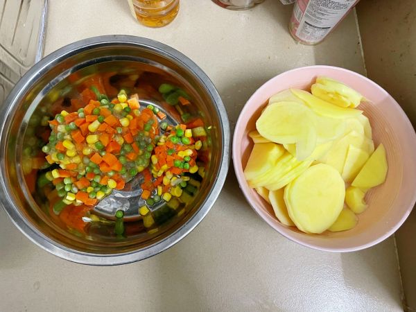 胡萝卜玉米青豆粒土豆饼