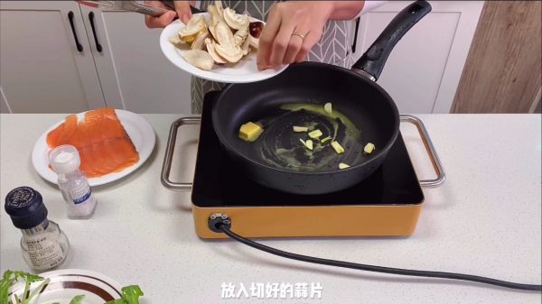 烟熏三文鱼松茸卷