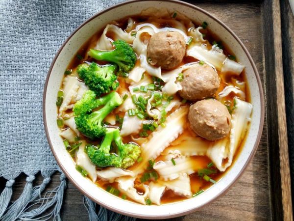 酸辣牛肉丸刀削面#10分钟早餐大挑战#