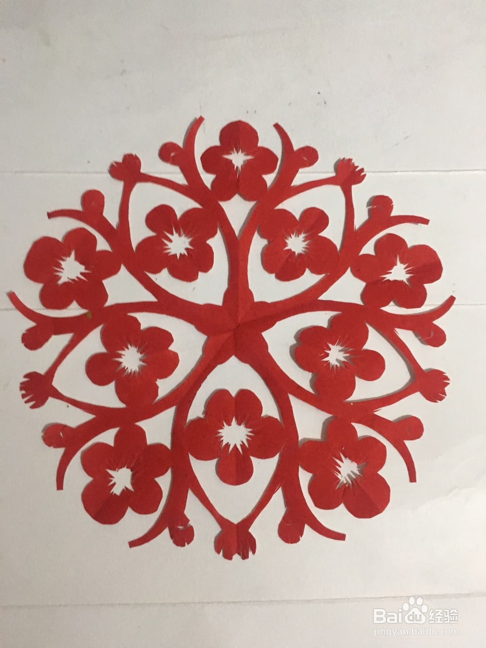 一副漂亮的梅花团花图案 怎样用彩纸裁剪