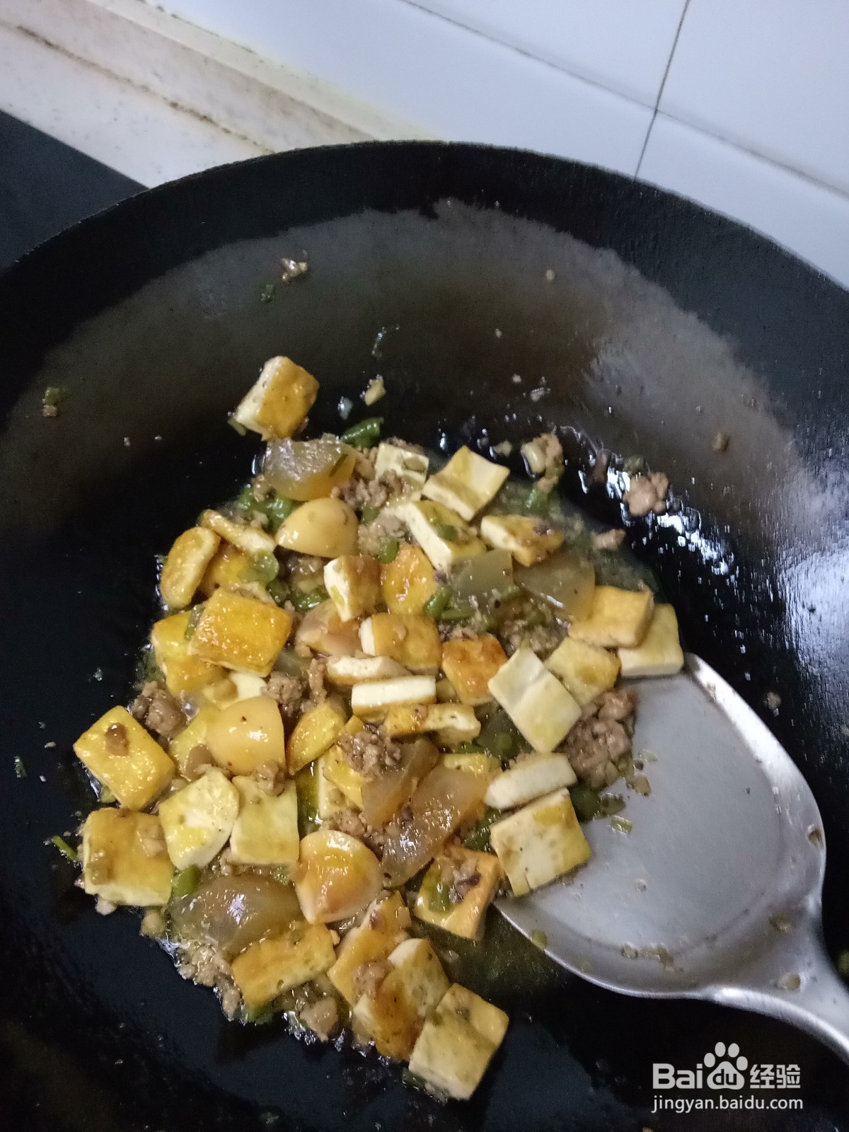 剩肉酱炒皮蛋豆腐