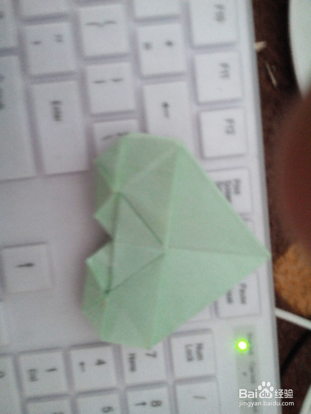 怎样用彩纸折漂亮的心形