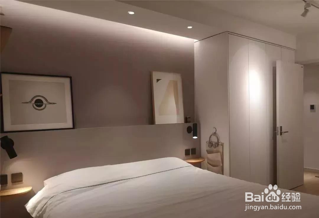 60平的原木风小户型，把收纳做成嵌入式的