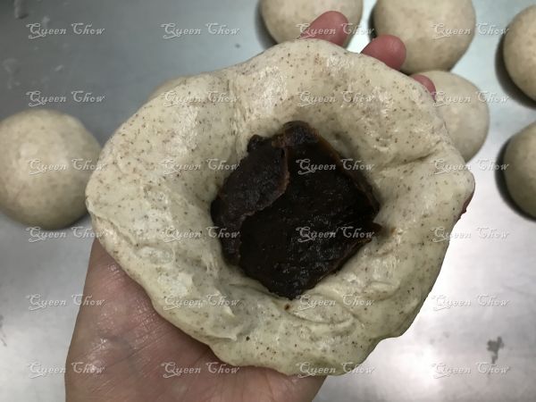 枣泥黑麦丑丑包