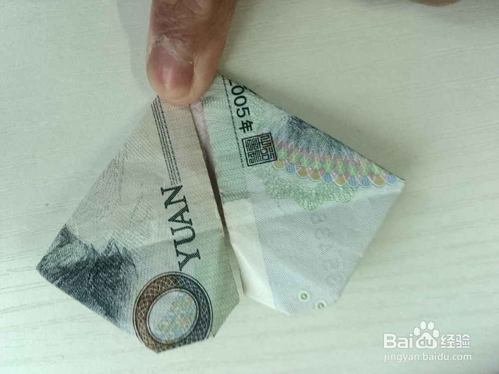如何用纸币折出心形来